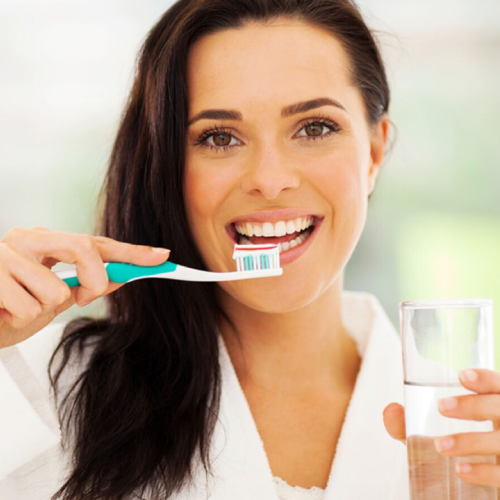 Cepíllate los dientes diariamente